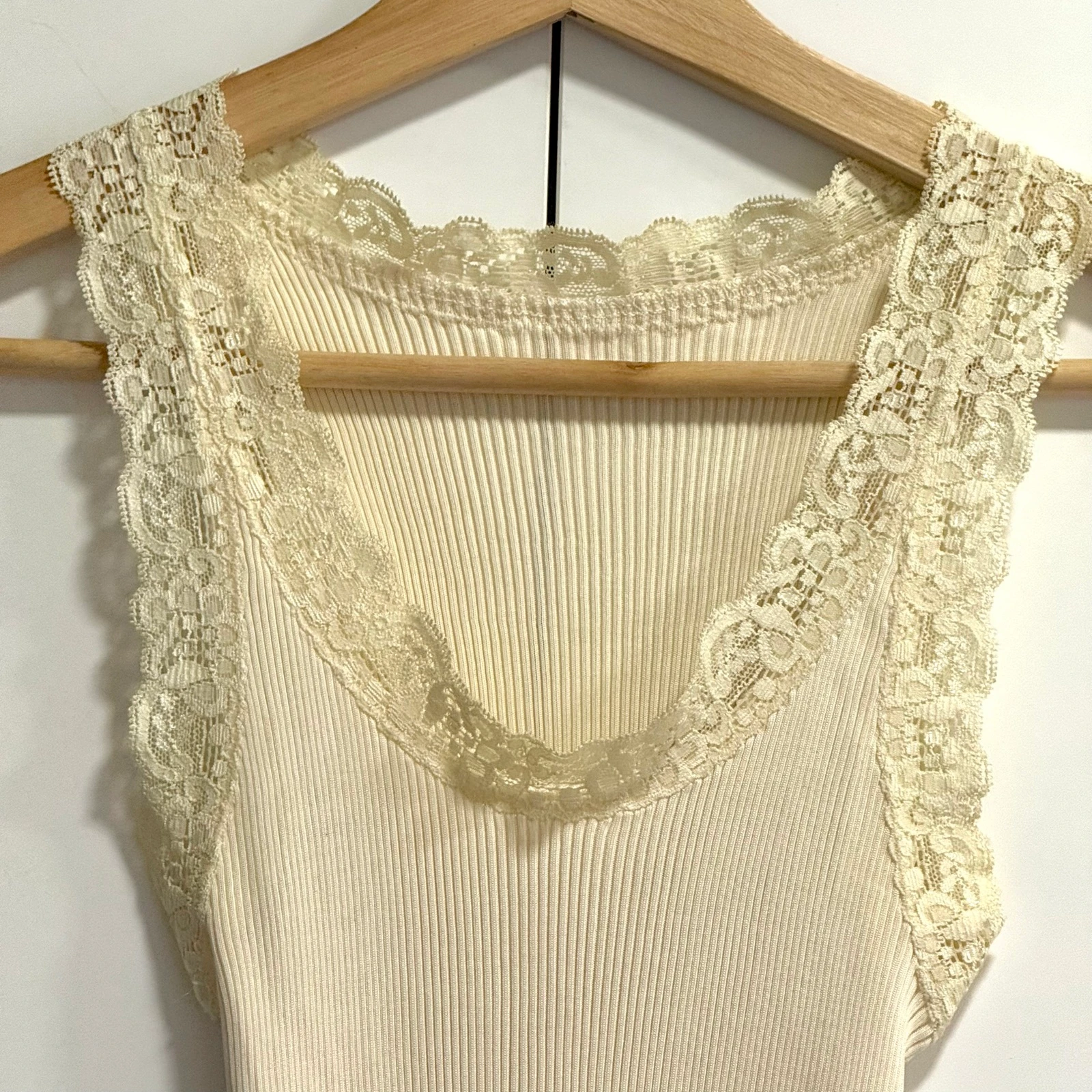 Camiseta de alças com renda romântica – photo 3